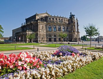 Semperoper in Dresden © elxeneize - shutterstock.com