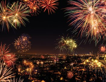 Feuerwerk über der Stadt &copy; Smileus-fotolia.com