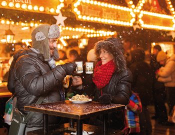 Glühwein auf dem Ulmer Weihnachtsmarkt © Ulm/Neu-Ulm Touristik GmbH / bildwerk89