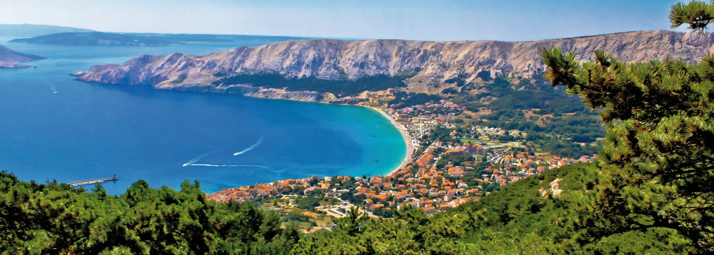 Blick auf Stadt und Bucht von Baska
